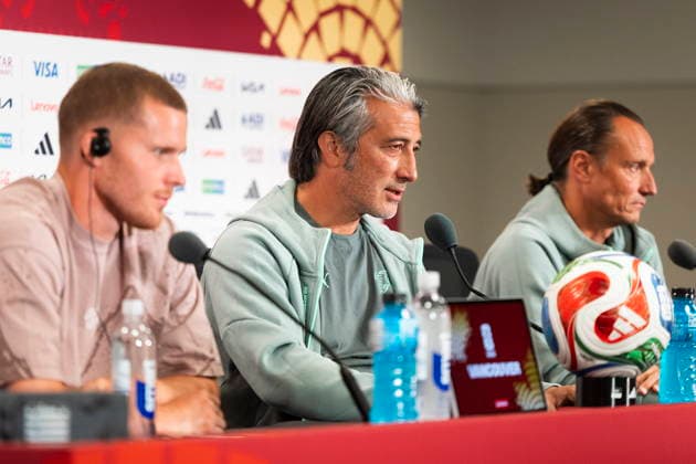 FIFA World Cup, WM, Weltmeisterschaft, Fussball 2026 - Switzerland press conference, PK, Pressekonferenz Switzerland s head coach Murat Yakin (C), Nico Elvedi (L), and Adrian Arnold, chief communication Swiss Football Federation SFV (R) attend a press conference one day ahead of the FIFA World Cup 2026 Round of 16 match between Switzerland and Colombia, in Vancouver, Canada, Monday, 06 July 2026. VANCOUVER Canada  Copyright: xPETERxKLAUNZERx