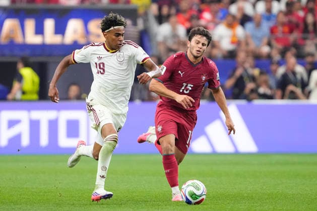 July 6, 2026, Arlington, Texas, United States: Lamine Yamal of Spain and Joao Neves of Portugal compete for the ball during the FIFA World Cup, WM, Weltmeisterschaft, Fussball 2026 Round Of 16 match between Portugal and Spain at Dallas Stadium on July 6, 2026 in Arlington, United States. Portugal V Spain: Round Of 16 - FIFA World Cup 2026  - ZUMAa181 20260706_zaa_a181_086 Copyright: xJosexBretonx
