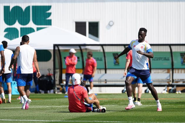 Colombia Training Day ahead FIFA World Cup, WM, Weltmeisterschaft, Fussball Round of 16 against Switzerland Davinson Sanchez 23 of Colombia national football team warms-up during the training day, ahead the 2026 FIFA World Cup Round of 16 match against Switzerland at Killarney Park. on July 6, 2026 in Vancouver, Canada. (Photo by Leonardo Ramirez Eyepix Group) Copyright: xLeonardoxRamirezx xEyepixxGroupx LR03072026-03036