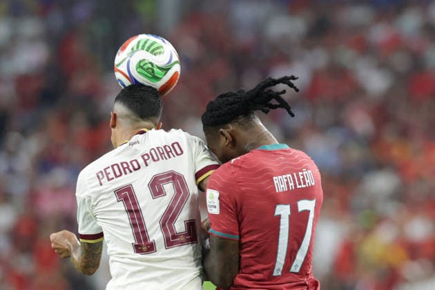 July 6, 2026, Arlington, Texas, USA: Spain defender PEDRO PORRO (12) and Portugal forward RAFAEL LEAO (17) head the ball during the 2026 FIFA World Cup, WM, Weltmeisterschaft, Fussball round of 16 match between Spain and Portugal at Dallas Stadium in Arlington, Texas. Spain defeated Portugal, 1-0. Arlington USA - ZUMAh193 20260706_zsp_h193_076 Copyright: xDanielxMcGregor-Huyerx
