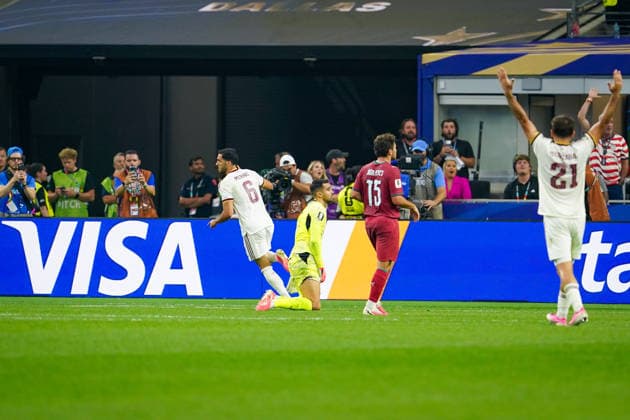 USA: Fussball FIFA World Cup, WM, Weltmeisterschaft, Fussball 2026, Achtelfinale - Spanien vs Portugal - AT&T Stadium (Dallas Stadium) in Arlington: Tor und Torjubel zum 1:0 durch Mikel Merino (Spanien 6) Freude, Emotionen, Jubel *** USA Soccer FIFA World Cup 2026, Round of 16: Spain vs. Portugal at AT&T Stadium in Dallas (Arlington). Goal and celebration following Mikel Merino s 1-0 goal for Spain. Joy, emotion, and cheering. Copyright: xJOERANxSTEINSIEKx