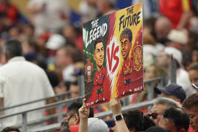 July 6, 2026, Arlington, Texas, USA: A fan holds up a sign during the 2026 FIFA World Cup, WM, Weltmeisterschaft, Fussball round of 16 match between Spain and Portugal at Dallas Stadium in Arlington, Texas. Spain defeated Portugal, 1-0. Arlington USA - ZUMAh193 20260706_zsp_h193_087 Copyright: xDanielxMcGregor-Huyerx
