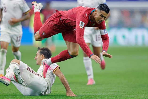July 6, 2026, Arlington, Texas, United States: Cristiano Ronaldo of Portugal battles for possession ball with Mikel Oyarzabal of Spain during the match between Portugal and Spain for the round of 16 the FIFA World Cup, WM, Weltmeisterschaft, Fussball 2026, at Dallas Stadium (AT&T Stadium), in Arlington, Dallas, United States on July 06, 2026. Photo: DiaEsportivo Arlington United States - ZUMAh208 20260706_zsp_h208_053 Copyright: xHeulerxAndreyx