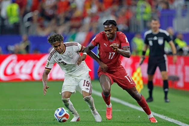 July 6, 2026, Arlington, Texas, United States: Rafael Leao of Portugal battles for possession ball with Lamine Yamal of Spain during the match between Portugal and Spain for the round of 16 the FIFA World Cup, WM, Weltmeisterschaft, Fussball 2026, at Dallas Stadium (AT&T Stadium), in Arlington, Dallas, United States on July 06, 2026. Photo: DiaEsportivo FIFA World Cup 2026, Porutgal Vs Spain, Dallas, United States - ZUMAh208 20260706_zsp_h208_074 Copyright: xHeulerxAndreyx