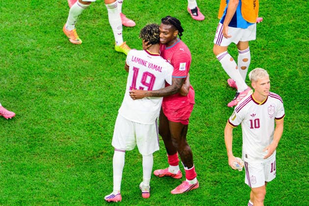 July 6, 2026, Arlington, Texas, USA: Spain forward Lamine Yamal (19) and Portugal forward Rafael Leao (17) embrace each other after the FIFA World Cup, WM, Weltmeisterschaft, Fussball 2026, round of 16 football match between Spain and Portugal on July 06, 2026. Arlington USA - ZUMAm348 20260706_znp_m348_062 Copyright: xLuisxRevillaxMatax