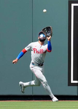 July 06, 2026: Phillies center fielder Derek Hill tracks down a fly ball against the Royals at Kauffman Stadium Kansas City, Missouri. CSM. MLB, Baseball Herren, USA 2026; Phillies Vs Royals July 6th  - ZUMAc04_ 20260706_zma_c04_031 Copyright: xJonxRobichaudx