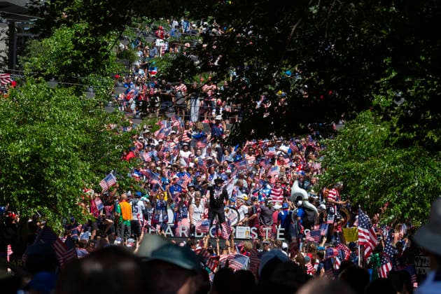 July 6, 2026, Seattle, Washington, USA: Thousands of fans of team USA crowd Harbor Steps before the FIFA World Cup, WM, Weltmeisterschaft, Fussball match between USA and Belgium on Monday, July 6, 2026. Seattle USA - ZUMAg235 20260706_zap_g235_002 Copyright: xPaulxChristianxGordonx