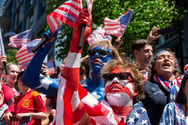 July 6, 2026, Seattle, Washington, USA: Thousands of fans of team USA crowd Harbor Steps before the FIFA World Cup, WM, Weltmeisterschaft, Fussball match between USA and Belgium on Monday, July 6, 2026. Seattle USA - ZUMAg235 20260706_zap_g235_007 Copyright: xPaulxChristianxGordonx