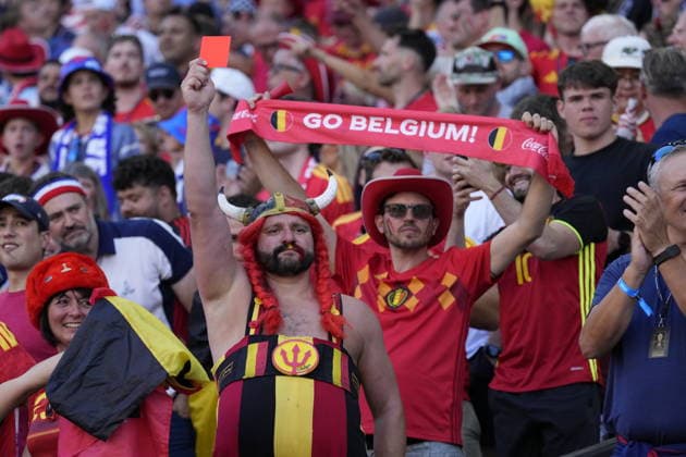 FIFA World Cup, WM, Weltmeisterschaft, Fussball 2026 - Round of 16 - USA vs Belgium A supporter of Belgium holds a red card ahead of the FIFA World Cup 2026 Round of 16 match USA against Belgium, in Seattle, Washington, USA, 06 July 2026. SEATTLE United States  Copyright: xSTEPHENxBRASHEARx