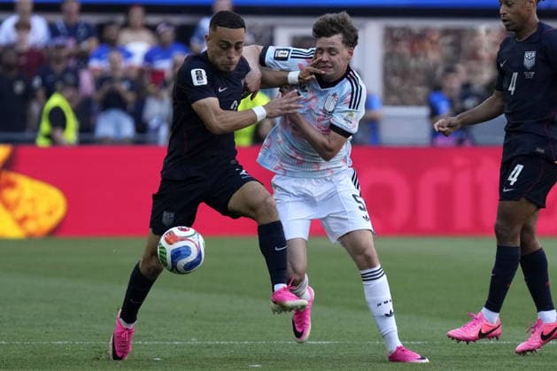 FIFA World Cup, WM, Weltmeisterschaft, Fussball 2026 - Round of 16 - USA vs Belgium Sergino Dest of USA (L) in action against Maxim De Cuyper of Belgium (R) during the FIFA World Cup 2026 Round of 16 match USA against Belgium, in Seattle, Washington, USA, 06 July 2026. SEATTLE United States  Copyright: xSTEPHENxBRASHEARx