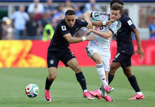 US Sergino Dest and Belgium s Maxim De Cuyper fight for the ball during a soccer game between the USA and Belgian national team, Nationalteam Red Devils, on Monday 06 July 2026, at the Seattle Field, in Seattle, a 1 8 finals game in the FIFA World Cup, WM, Weltmeisterschaft, Fussball 2026. BRUNOxFAHY  x180552947x