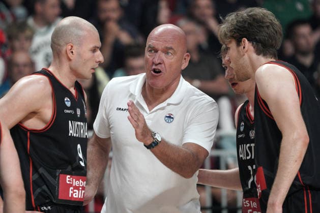 Basketball Latvia-Austria, Riga, Latvia, 06.07.2026, basket, basketball Head coach of Austria Aramis Naglic talking with Edi Patekar and Timo Lanmuller of Austria during FIBA World Cup 2027 European qualifiers group F game between Latvia™s and Austria™s national basketball teams. Riga, Latvia, 06.07.2026. Photo: Roman Koksarov (RKF) Riga Latvia Copyright: xRomanxKoksarovx baskLAT-AUT20260706rk909.JPG