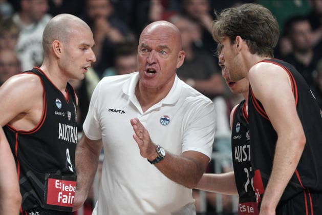 Basketball Latvia-Austria, Riga, Latvia, 06.07.2026, basket, basketball Head coach of Austria Aramis Naglic talking with Edi Patekar and Timo Lanmuller of Austria during FIBA World Cup 2027 European qualifiers group F game between Latvia™s and Austria™s national basketball teams. Riga, Latvia, 06.07.2026. Photo: Roman Koksarov (RKF) Riga Latvia Copyright: xRomanxKoksarovx baskLAT-AUT20260706rk908.JPG