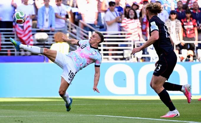 Belgium s Leandro Trossard and US Tim Ream fight for the ball during a soccer game between the USA and Belgian national team, Nationalteam Red Devils, on Monday 06 July 2026, at the Seattle Field, in Seattle, a 1 8 finals game in the FIFA World Cup, WM, Weltmeisterschaft, Fussball 2026. DIRKxWAEM  x180553011x