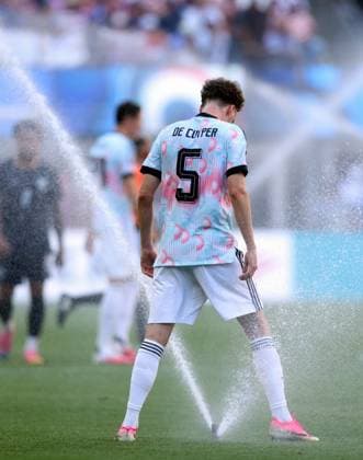 Belgium s Maxim De Cuyper pictured between the sprinklers during a soccer game between the USA and Belgian national team, Nationalteam Red Devils, on Monday 06 July 2026, at the Seattle Field, in Seattle, a 1 8 finals game in the FIFA World Cup, WM, Weltmeisterschaft, Fussball 2026. BRUNOxFAHY  x180553055x
