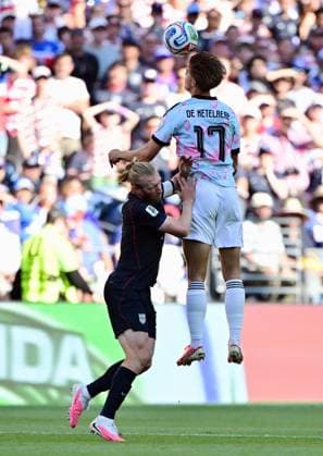 US Tim Ream and Belgium s Charles De Ketelaere fight for the ball during a soccer game between the USA and Belgian national team, Nationalteam Red Devils, on Monday 06 July 2026, at the Seattle Field, in Seattle, a 1 8 finals game in the FIFA World Cup, WM, Weltmeisterschaft, Fussball 2026. DIRKxWAEM  x180553226x