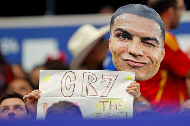 6th July 2026; Dallas Stadium, Arlington, Texas, United States of America; FIFA World Cup, WM, Weltmeisterschaft, Fussball Football, Portugal versus Spain; Fan displays Cristiano Ronaldo mask from Portugal HeulerxAndrey DiaEsportivo