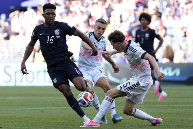FIFA World Cup, WM, Weltmeisterschaft, Fussball 2026 - Round of 16 - USA vs Belgium Alex Freeman of USA (L) in action against Leandro Trossard (C) and Maxim De Cuyper (R) of Belgium during the FIFA World Cup 2026 Round of 16 match USA against Belgium, in Seattle, Washington, USA, 06 July 2026. SEATTLE United States  Copyright: xSTEPHENxBRASHEARx