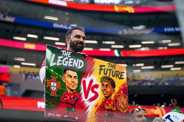USA: Fussball FIFA World Cup, WM, Weltmeisterschaft, Fussball 2026, Achtelfinale - Spanien vs Portugal - AT&T Stadium (Dallas Stadium) in Arlington: Fußballfan hält vor dem Halbfinale der FIFA-Weltmeisterschaft 2026 ein selbst gestaltetes Plakat mit Karikaturen von Cristiano Ronaldo (The Legend) und Lamine Yamal (The Future) zum Spiel Portugal gegen Spanien. Fanporträt, Zuschauer, Fankultur, Fußball, Tribüne, Stadion, WM 2026, FIFA, Plakat, Banner, Karikatur, Symbolbild. *** USA Soccer FIFA World Cup 2026, Round of 16: Spain vs. Portugal at AT&T Stadium in Dallas, Arlington. A soccer fan holds up a homemade poster featuring caricatures of Cristiano Ronaldo ( The Legend ) and Lamine Yamal ( The Future ) ahead of the 2026 FIFA World Cup semifinal match between Portugal and Spain. Fan portrait, spectators, fan culture, soccer, stands, stadium, 2026 World Cup, FIFA, poster, banner, caricature, symbolic image Copyright: xJOERANxSTEINSIEKx