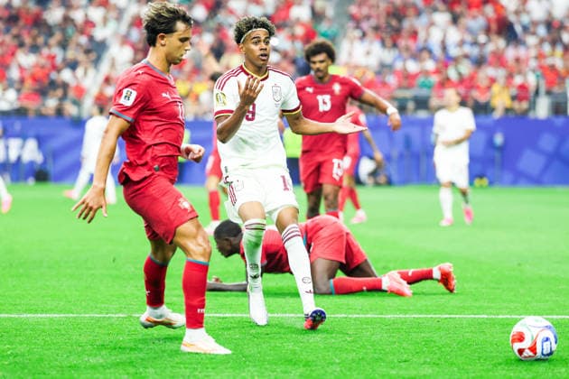 July 6, 2026, Arlington, Tx, United States: Nuno Mendes player of Portugal and Lamine Yamal player of Spain during the Round of 16 match between Portugal and Spain at the FIFA World Cup, WM, Weltmeisterschaft, Fussball at Dallas Stadium, in Texas, United States, on Monday, July 06, 2026. FIFA World Cup 2026 - Round Of 16 - Portugal V Spain  - ZUMAv122 20260706_aap_v122_102 Copyright: xWilliamxVolcovx
