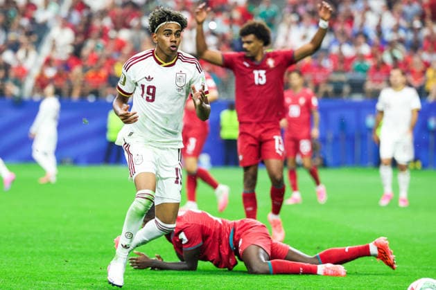 July 6, 2026, Arlington, Tx, United States: Nuno Mendes player of Portugal and Lamine Yamal player of Spain during the Round of 16 match between Portugal and Spain at the FIFA World Cup, WM, Weltmeisterschaft, Fussball at Dallas Stadium, in Texas, United States, on Monday, July 06, 2026. FIFA World Cup 2026 - Round Of 16 - Portugal V Spain  - ZUMAv122 20260706_aap_v122_114 Copyright: xWilliamxVolcovx