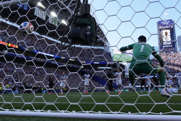 FIFA World Cup, WM, Weltmeisterschaft, Fussball 2026 - Round of 16 - USA vs Belgium Goalkeeper Thibaut Courtois of Belgium concedes the 1-1 goal during the FIFA World Cup 2026 Round of 16 match USA against Belgium, in Seattle, Washington, USA, 06 July 2026. SEATTLE United States  Copyright: xSTEPHENxBRASHEARx