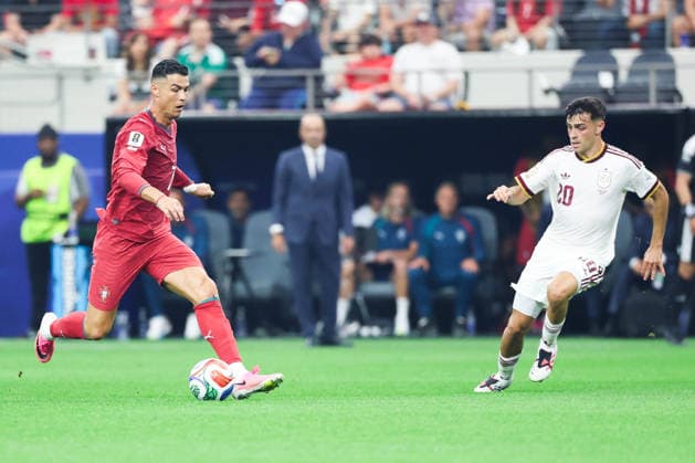 July 6, 2026, Arlington, Tx, United States: Cristiano Ronaldo player of Portugal and Pedri player of Spain during the Round of 16 match between Portugal and Spain at the FIFA World Cup, WM, Weltmeisterschaft, Fussball at Dallas Stadium, in Texas, United States, on Monday, July 06, 2026. FIFA World Cup 2026 - Round Of 16 - Portugal V Spain  - ZUMAv122 20260706_aap_v122_142 Copyright: xWilliamxVolcovx