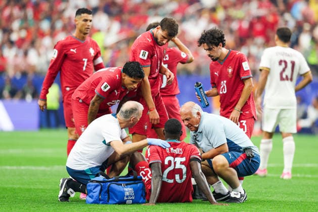 July 6, 2026, Arlington, Tx, United States: Nuno Mendes player of Portugal is substituted with a suspected muscle injury during the Round of 16 match between Portugal and Spain at the FIFA World Cup, WM, Weltmeisterschaft, Fussball at Dallas Stadium, in Texas, United States, on Monday, July 06, 2026. FIFA World Cup 2026 - Round Of 16 - Portugal V Spain  - ZUMAv122 20260706_aap_v122_143 Copyright: xWilliamxVolcovx