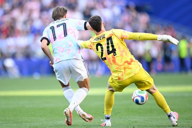 USA vs Belgium - FIFA World Cup, WM, Weltmeisterschaft, Fussball 2026 SEATTLE, UNITED STATES OF AMERICA - JULY 06 : battles for the ball with Freese Matt goalkeeper of USADe Ketelaere Charles midfielder of Belgium pictured during the FIFA World Cup 2026 round of 16 match between the United States of America and Belgium at the Lumen Field stadium on July 6, 2026 in Seattle, United States of America, 06 07 2026 Seattle United States of America  Copyright: xNicoxVereeckenx