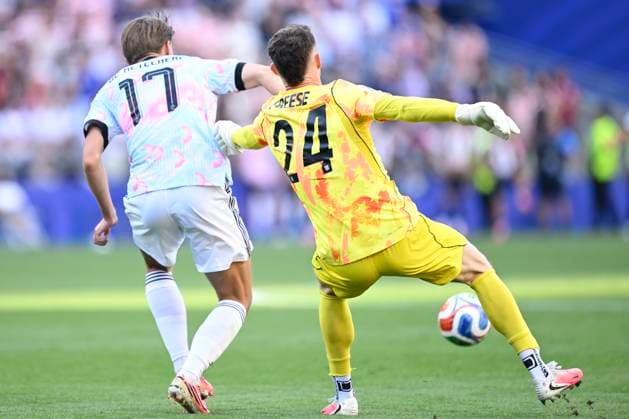 USA vs Belgium - FIFA World Cup, WM, Weltmeisterschaft, Fussball 2026 SEATTLE, UNITED STATES OF AMERICA - JULY 06 : battles for the ball with Freese Matt goalkeeper of USADe Ketelaere Charles midfielder of Belgium pictured during the FIFA World Cup 2026 round of 16 match between the United States of America and Belgium at the Lumen Field stadium on July 6, 2026 in Seattle, United States of America, 06 07 2026 Seattle United States of America  Copyright: xNicoxVereeckenx