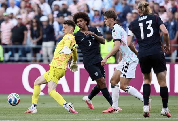 US goalkeeper Matt Freese, US Chris Richards and Belgium s Charles De Ketelaere fight for the ball during a soccer game between the USA and Belgian national team, Nationalteam Red Devils, on Monday 06 July 2026, at the Seattle Field, in Seattle, a 1 8 finals game in the FIFA World Cup, WM, Weltmeisterschaft, Fussball 2026. BRUNOxFAHY  x180554492x