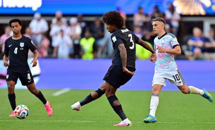 US Chris Richards and Belgium s Leandro Trossard fight for the ball during a soccer game between the USA and Belgian national team, Nationalteam Red Devils, on Monday 06 July 2026, at the Seattle Field, in Seattle, a 1 8 finals game in the FIFA World Cup, WM, Weltmeisterschaft, Fussball 2026. DIRKxWAEM  x180554496x