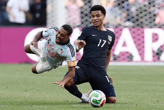 Belgium s Youri Tielemans and US Malik Tillman fight for the ball during a soccer game between the USA and Belgian national team, Nationalteam Red Devils, on Monday 06 July 2026, at the Seattle Field, in Seattle, a 1 8 finals game in the FIFA World Cup, WM, Weltmeisterschaft, Fussball 2026. BRUNOxFAHY  x180554525x