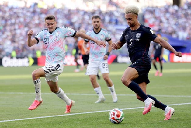 FIFA World Cup, WM, Weltmeisterschaft, Fussball 2026 - Round of 16 - USA vs Belgium Antonee Robinson (R) of USA and Timothy Castagne of Belgium in action during the FIFA World Cup 2026 Round of 16 match USA against Belgium, in Seattle, USA, 06 July 2026. SEATTLE United States  Copyright: xCHRISTOPHERxTORRESx