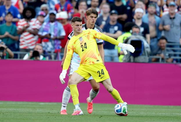 FIFA World Cup, WM, Weltmeisterschaft, Fussball 2026 - Round of 16 - USA vs Belgium Goalkeeper Matt Freese (front) of USA loses the ball to Charles De Ketelaere of Belgium during the FIFA World Cup 2026 Round of 16 match USA against Belgium, in Seattle, USA, 06 July 2026. SEATTLE United States  Copyright: xCHRISTOPHERxTORRESx