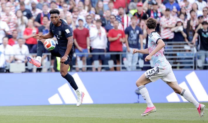 FIFA World Cup, WM, Weltmeisterschaft, Fussball 2026 - Round of 16 - USA vs Belgium Alex Freeman (L) of USA in action against Maxim De Cuyper of Belgium during the FIFA World Cup 2026 Round of 16 match USA against Belgium, in Seattle, USA, 06 July 2026. SEATTLE United States  Copyright: xCHRISTOPHERxTORRESx