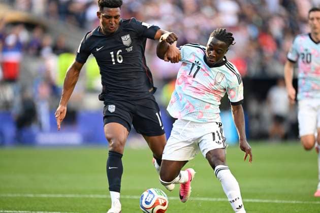 USA vs Belgium - FIFA World Cup, WM, Weltmeisterschaft, Fussball 2026 SEATTLE, UNITED STATES OF AMERICA - JULY 06 : Doku Jeremy forward of Belgium battles for the ball with Freeman Alex defender of USA pictured during the FIFA World Cup 2026 round of 16 match between the United States of America and Belgium at the Lumen Field stadium on July 6, 2026 in Seattle, United States of America, 06 07 2026 Seattle United States of America  Copyright: xNicoxVereeckenx