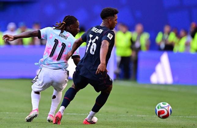 Belgium s Jeremy Doku and US Alex Freeman fight for the ball during a soccer game between the USA and Belgian national team, Nationalteam Red Devils, on Monday 06 July 2026, at the Seattle Field, in Seattle, a 1 8 finals game in the FIFA World Cup, WM, Weltmeisterschaft, Fussball 2026. DIRKxWAEM  x180554795x