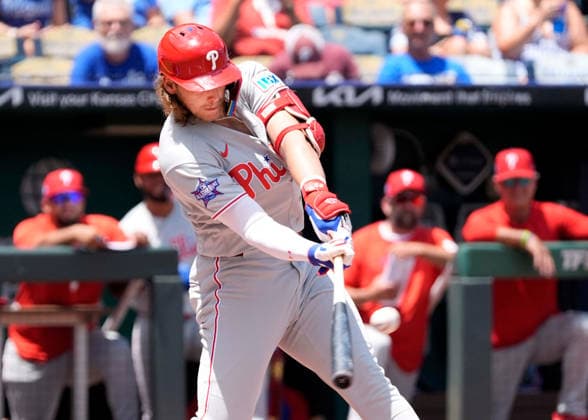 July 06, 2026: Philadelphia Phillies third baseman Alec Bohm (28) hits an RBI double against the Royals at Kauffman Stadium Kansas City, Missouri. CSM. MLB, Baseball Herren, USA 2026; Phillies Vs Royals July 6th  - ZUMAc04_ 20260706_zma_c04_035 Copyright: xJonxRobichaudx