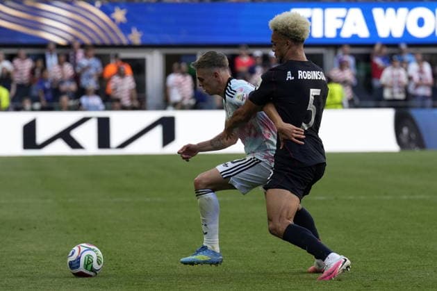 FIFA World Cup, WM, Weltmeisterschaft, Fussball 2026 - Round of 16 - USA vs Belgium Leandro Trossard of Belgium (L) in action against Antonee Robinson of USA (R) during the FIFA World Cup 2026 Round of 16 match USA against Belgium, in Seattle, Washington, USA, 06 July 2026. SEATTLE United States  Copyright: xSTEPHENxBRASHEARx