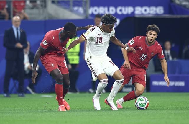 Lamine Yamal of Spain and Joao Neves of Portugal Portugal v Spain 2026 FIFA World Cup, WM, Weltmeisterschaft, Fussball Round of 16, Football, Dallas Stadium, Arlington, Texas, USA - 06 Jul 2026Arlington Dallas Stadium Texas (TX) United States of America  Copyright: xMichaelxZemanek Shutterstockx 16980007by