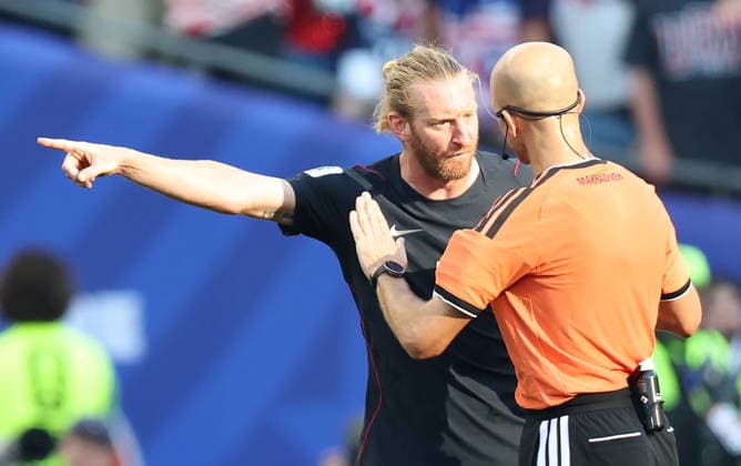 FIFA World Cup, WM, Weltmeisterschaft, Fussball 2026 - Round of 16 - USA vs Belgium Tim Ream of USA talks to referee Adham Mohammad Tumah Makhadmeh during the FIFA World Cup 2026 Round of 16 match USA against Belgium, in Seattle, USA, 06 July 2026. SEATTLE United States  Copyright: xCHRISTOPHERxTORRESx
