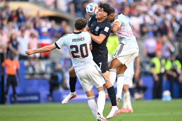 USA vs Belgium - FIFA World Cup, WM, Weltmeisterschaft, Fussball 2026 SEATTLE, UNITED STATES OF AMERICA - JULY 06 : Tielemans Youri midfielder of Belgium and Vanaken Hans midfielder of Belgium battles for the ball with Reyna Giovanni midfielder of USA pictured during the FIFA World Cup 2026 round of 16 match between the United States of America and Belgium at the Lumen Field stadium on July 6, 2026 in Seattle, United States of America, 06 07 2026 Seattle United States of America  Copyright: xNicoxVereeckenx