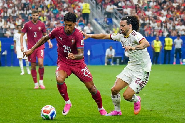 USA: Fussball FIFA World Cup, WM, Weltmeisterschaft, Fussball 2026, Achtelfinale - Spanien vs Portugal - AT&T Stadium (Dallas Stadium) in Arlington: Joao Cancelo Joao Cancelo (Portugal 20) Marc Cucurella (Spanien 24) *** USA Soccer 2026 FIFA World Cup, Round of 16: Spain vs. Portugal at AT&T Stadium in Arlington, Joao Cancelo, Joao Cancelo (Portugal) 20, Marc Cucurella (Spain) 24 Copyright: xJOERANxSTEINSIEKx