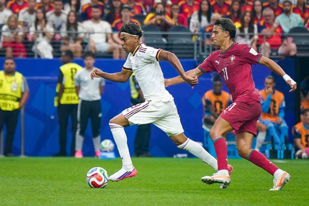 USA: Fussball FIFA World Cup, WM, Weltmeisterschaft, Fussball 2026, Achtelfinale - Spanien vs Portugal - AT&T Stadium (Dallas Stadium) in Arlington: Lamine Yamal (Spanien 19) Joao FÃ lix Joao Felix (Portugal 11) *** USA Soccer 2026 FIFA World Cup, Round of 16: Spain vs. Portugal at AT&T Stadium in Arlington, Lamine Yamal (Spain, 19), João Félix (Portugal, 11) Copyright: xJOERANxSTEINSIEKx