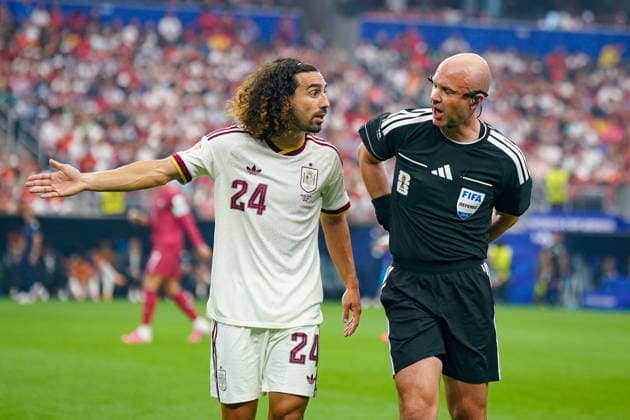 USA: Fussball FIFA World Cup, WM, Weltmeisterschaft, Fussball 2026, Achtelfinale - Spanien vs Portugal - AT&T Stadium (Dallas Stadium) in Arlington: Marc Cucurella (Spanien 24) und Schiedsrichter Anthony Taylor (England) *** USA Soccer 2026 FIFA World Cup, Round of 16: Spain vs. Portugal at AT&T Stadium in Dallas, Arlington; Marc Cucurella (Spain, 24) and referee Anthony Taylor (England) Copyright: xJOERANxSTEINSIEKx