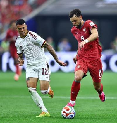 Bruno Fernandes of Portugal and Pedro Porro of Spain Portugal v Spain 2026 FIFA World Cup, WM, Weltmeisterschaft, Fussball Round of 16, Football, Dallas Stadium, Arlington, Texas, USA - 06 Jul 2026Arlington Dallas Stadium Texas (TX) United States of America  Copyright: xMichaelxZemanek Shutterstockx 16980007cq