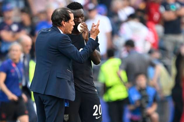 USA vs Belgium - FIFA World Cup, WM, Weltmeisterschaft, Fussball 2026 SEATTLE, UNITED STATES OF AMERICA - JULY 06 : Garcia Rudi head coach of Belgium talking to Balogun Folarin forward of USA pictured during the FIFA World Cup 2026 round of 16 match between the United States of America and Belgium at the Lumen Field stadium on July 6, 2026 in Seattle, United States of America, 06 07 2026 Seattle United States of America  Copyright: xNicoxVereeckenx
