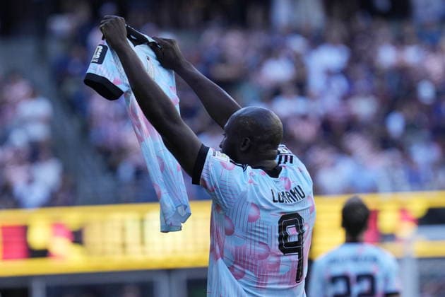 FIFA World Cup, WM, Weltmeisterschaft, Fussball 2026 - Round of 16 - USA vs Belgium Romelu Lukaku of Belgium celebrates scoring the 1-4 goal with the shirt of his teammate Amadou Onana who got injured earlier in the match during the FIFA World Cup 2026 Round of 16 match USA against Belgium, in Seattle, Washington, USA, 06 July 2026. SEATTLE United States  Copyright: xSTEPHENxBRASHEARx