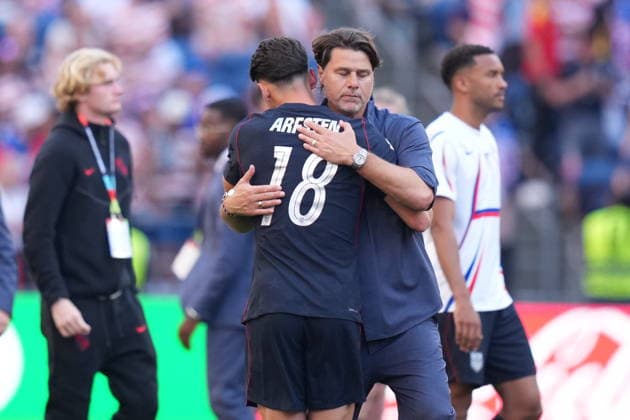 USA v Belgium - FIFA World Cup, WM, Weltmeisterschaft, Fussball 2026 - Round of 16 SEATTLE, USA - JULY 6: Mauricio Pochettino, head coach of USA consoles Max Arfsten (18) of USA after the 2026 FIFA World Cup Round of 16 match between USA and Belgium at Lumen Field (Seattle Stadium) in Seattle, Washington, United States on July 6, 2026. Ercin Erturk Anadolu Washington United States. Editorial use only. Please get in touch for any other usage.  Copyright: x2026xAnadoluxErcinxErturkx